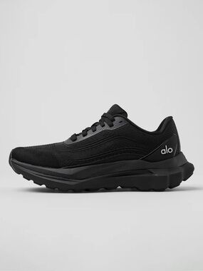 Alo Runner - Women’s - WORN ONCE! 10/10 condition - size 8
